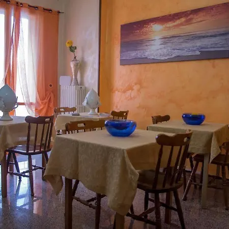 לינה וארוחת בוקר Il Girasole אוסטוני